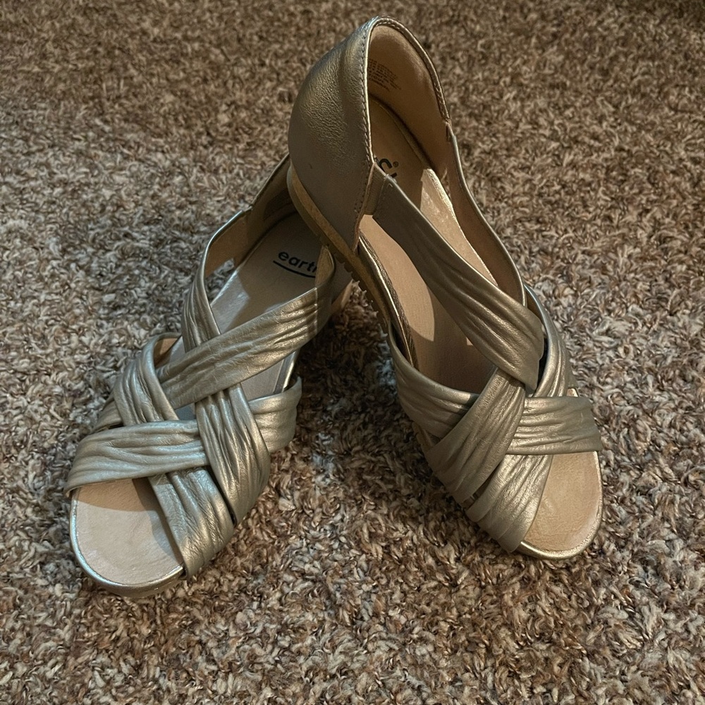 Earth Womens Metallic Gold Sandals